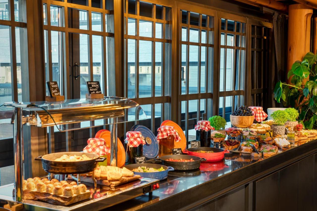 Novotel Istanbul Bosphorus Hotel Εξωτερικό φωτογραφία A buffet at a restaurant