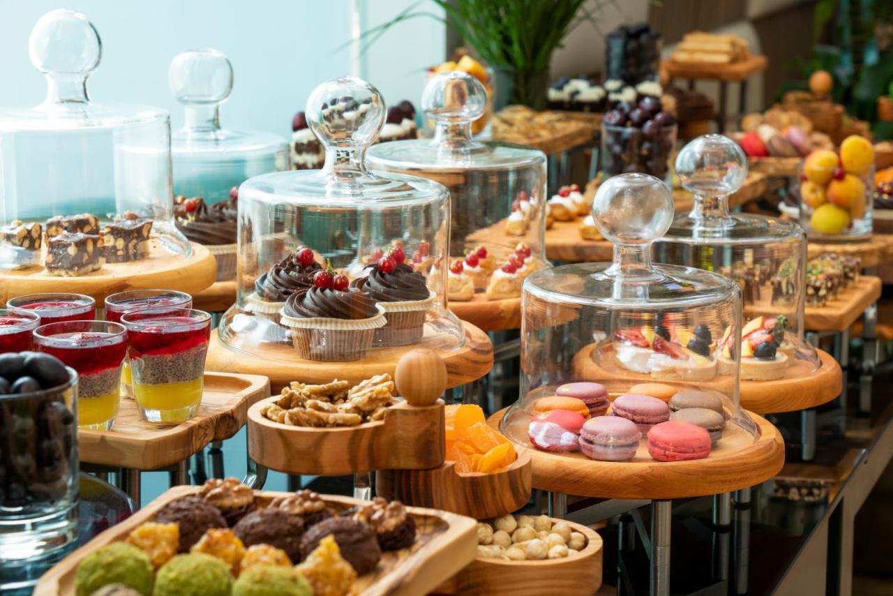 Novotel Istanbul Bosphorus Hotel Εξωτερικό φωτογραφία A dessert buffet