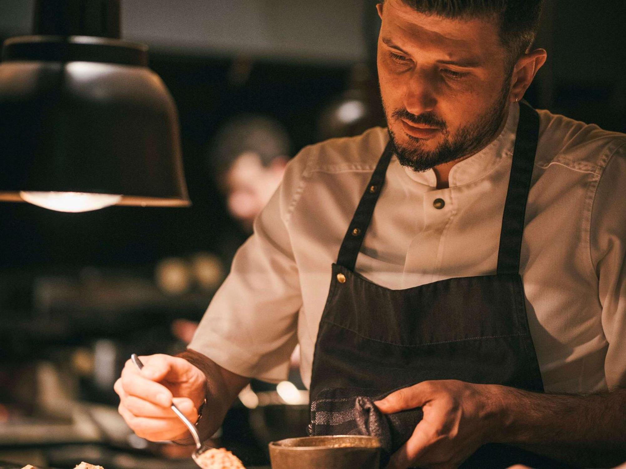 Novotel Istanbul Bosphorus Hotel Εξωτερικό φωτογραφία Chef preparing a dish
