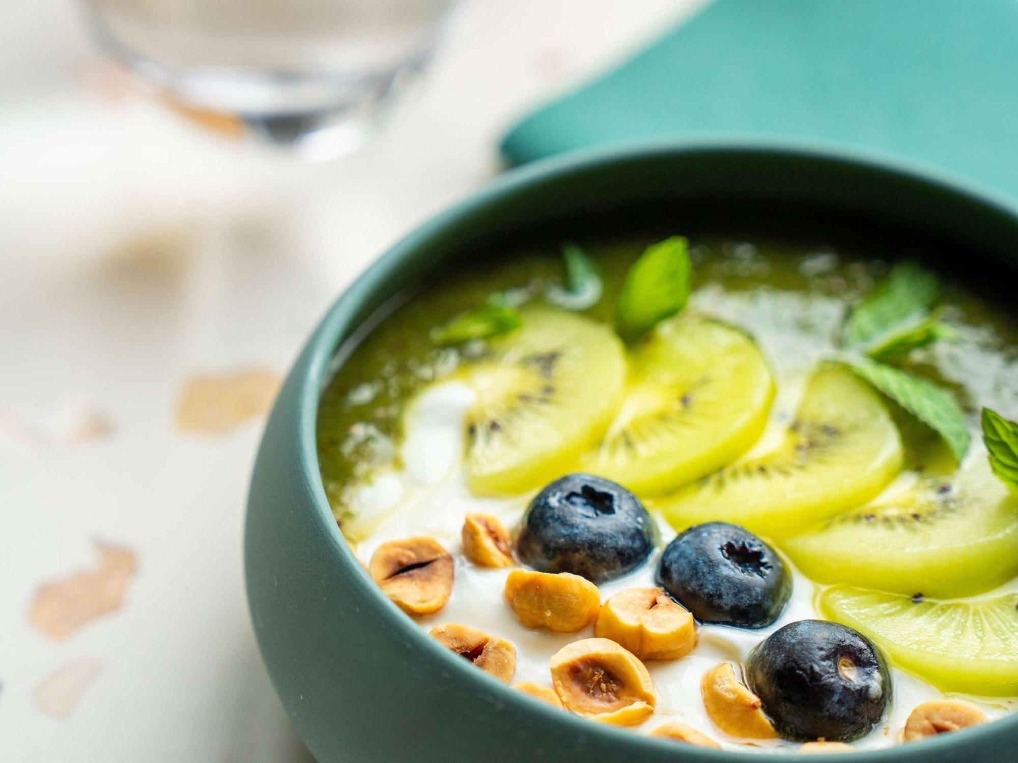 Novotel Istanbul Bosphorus Hotel Εξωτερικό φωτογραφία A smoothie bowl with kiwi, blueberries and nuts