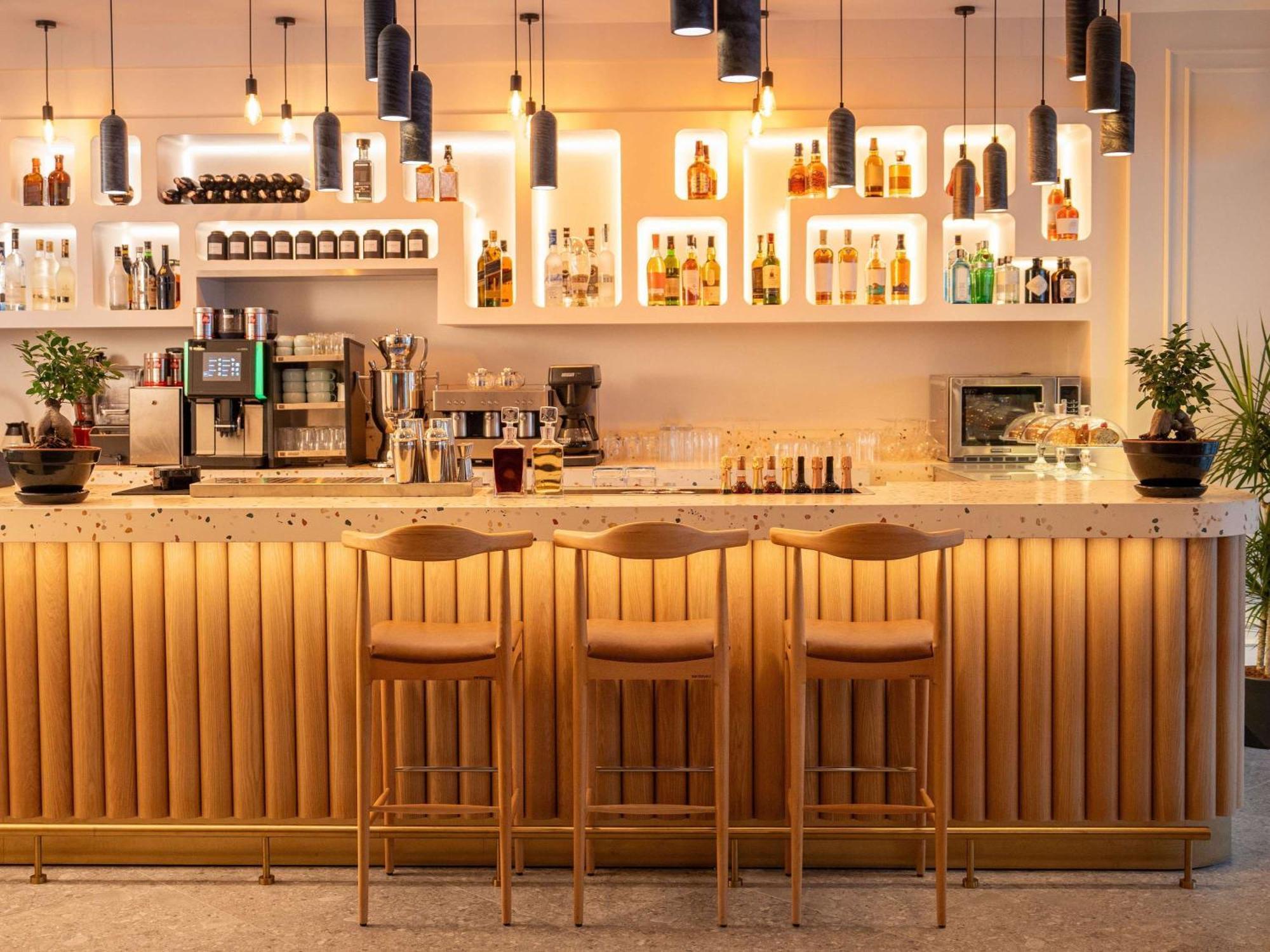 Novotel Istanbul Bosphorus Hotel Εξωτερικό φωτογραφία The bar at the hotel