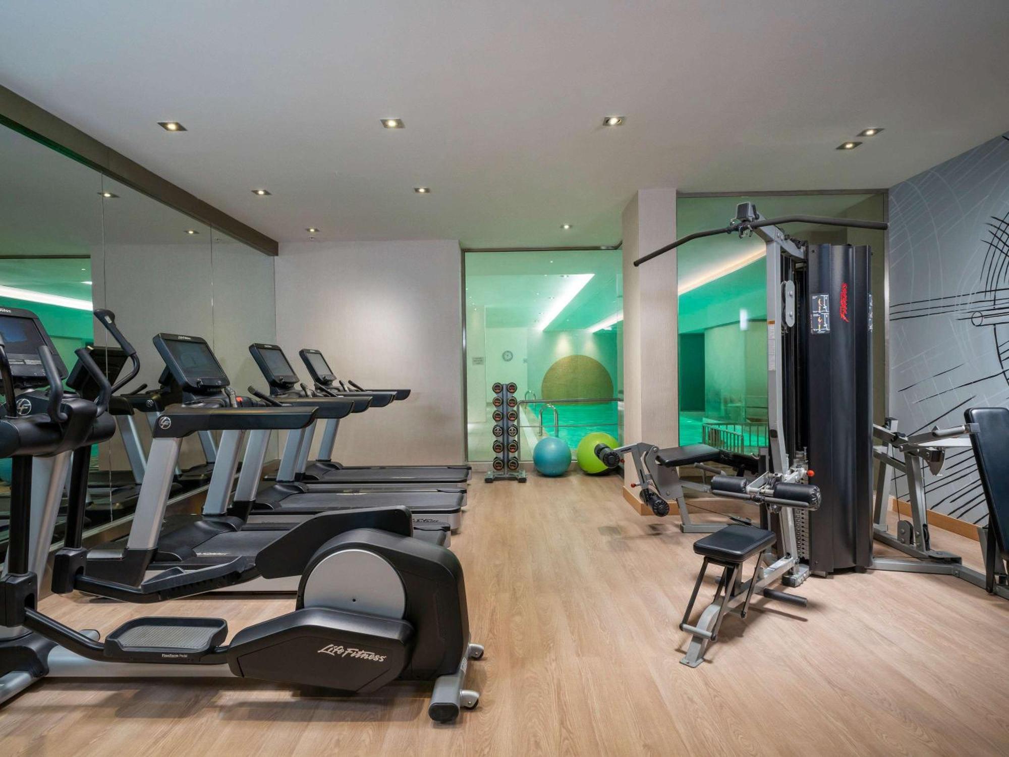 Novotel Istanbul Bosphorus Hotel Εξωτερικό φωτογραφία The gym at the hotel