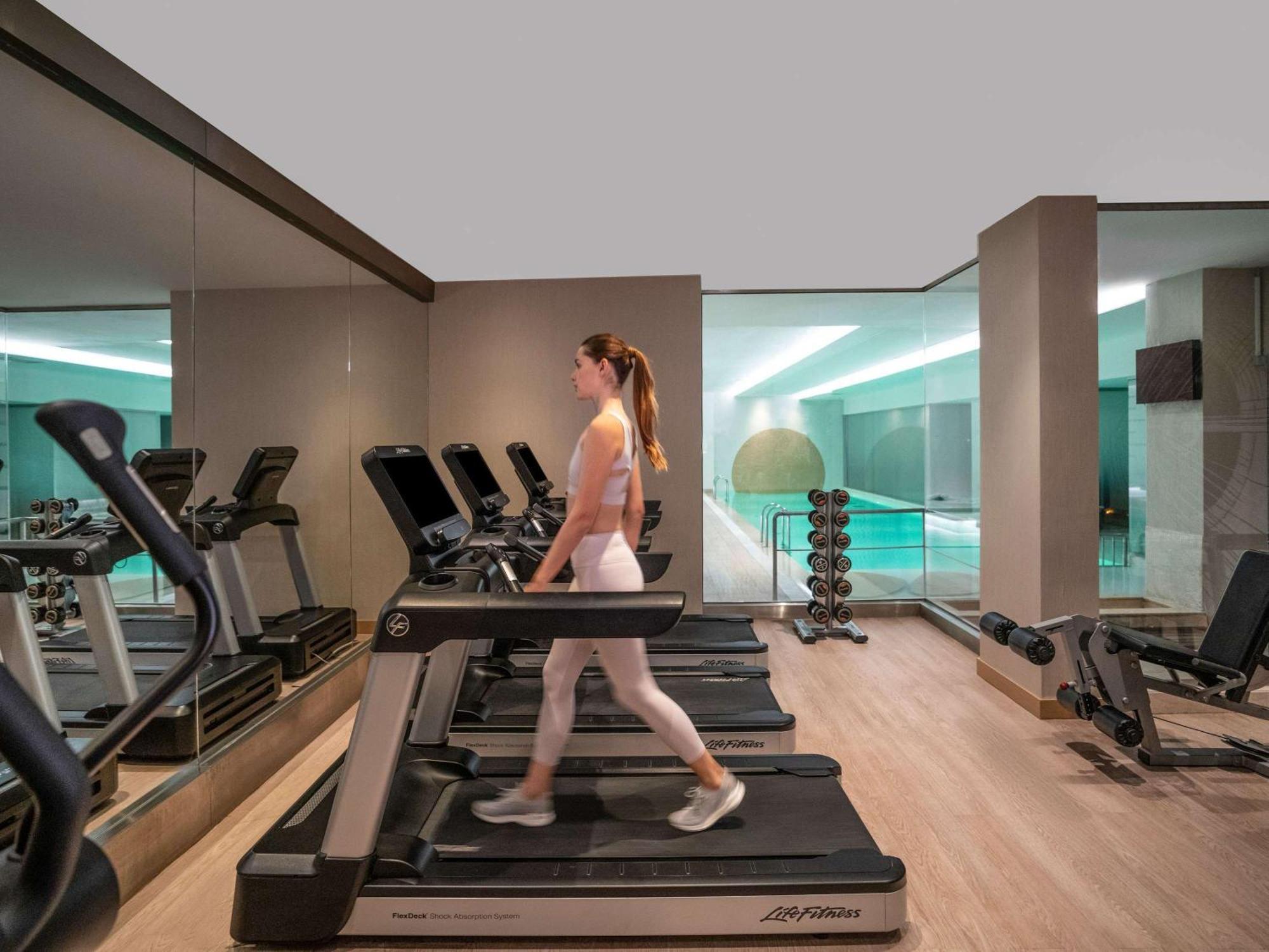 Novotel Istanbul Bosphorus Hotel Εξωτερικό φωτογραφία The gym at the hotel