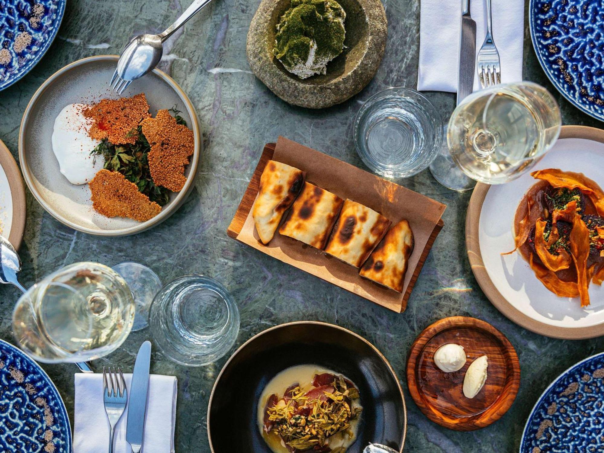 Novotel Istanbul Bosphorus Hotel Εξωτερικό φωτογραφία Dishes at the restaurant