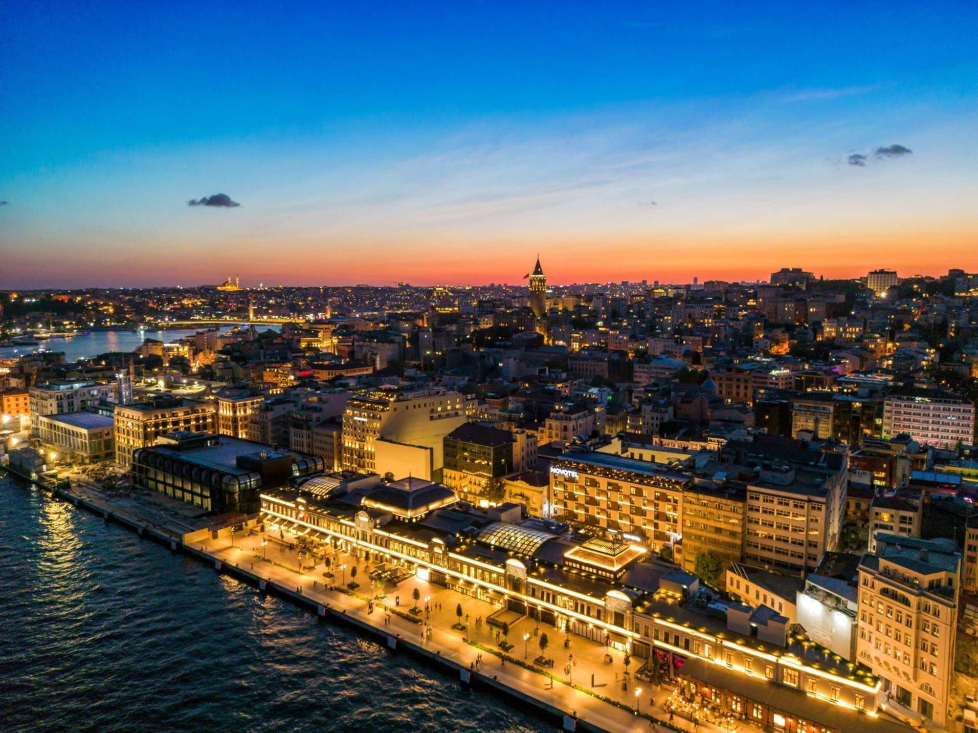 Novotel Istanbul Bosphorus Hotel Εξωτερικό φωτογραφία The port of Piraeus at night