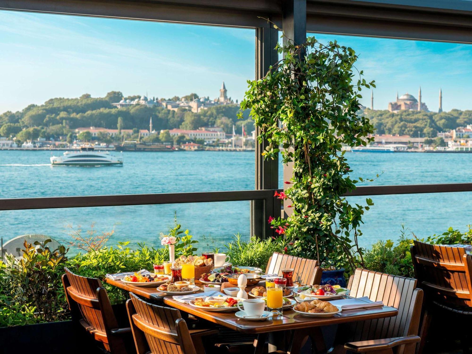 Novotel Istanbul Bosphorus Hotel Εξωτερικό φωτογραφία Breakfast at the Four Seasons Hotel Istanbul
